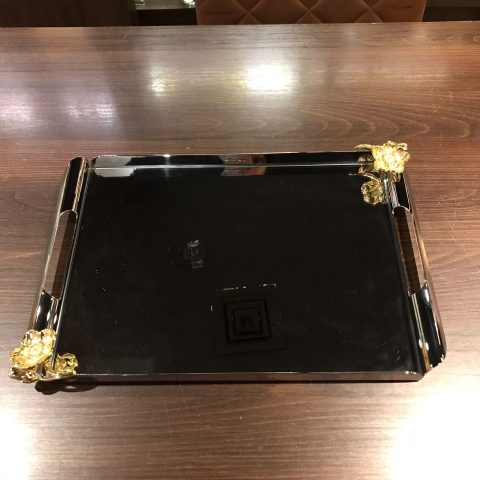 Bandeja retangular em inox com flor de latão dourado em dois dos cantos