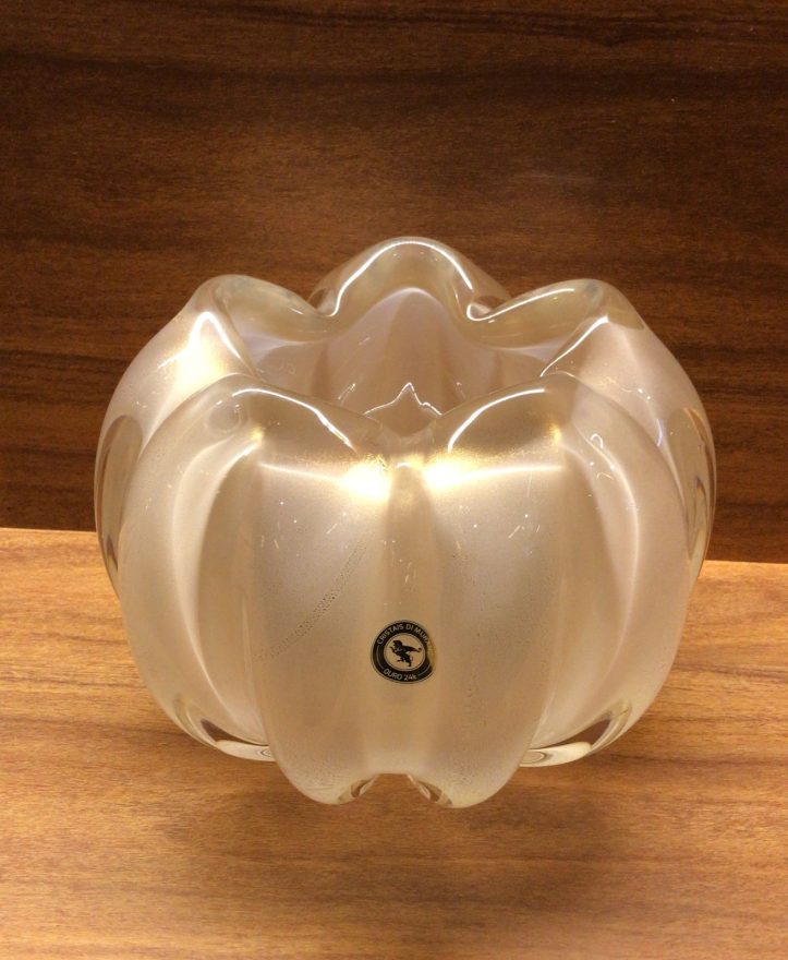 Murano: história, processo artesanal e como usar na decoração Cachepô de cristal Murano com acabamento artesanal e aplicação de pó de ouro