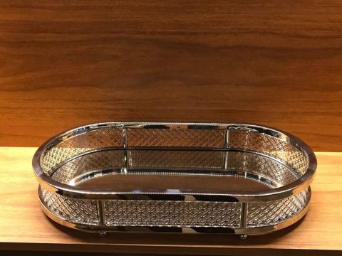 Bandeja oval inox com laterais texturizadas no padrão pied-de-poule, assinada pela Orfèvrerie Royale