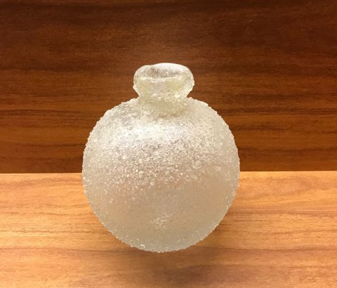 Vaso de murano incolor com superfície texturizada e acabamento artesanal