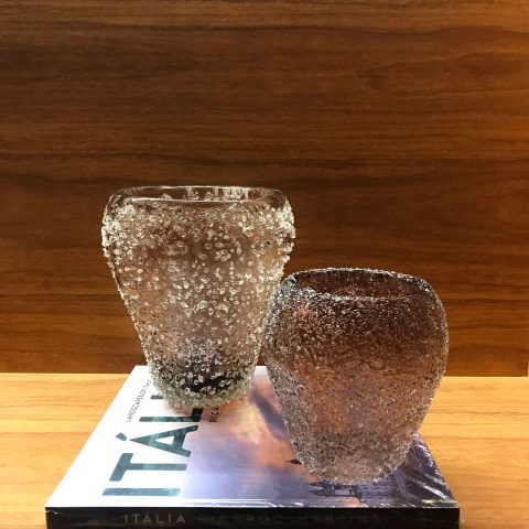 Vaso de Murano incolor com superfície texturizada e acabamento artesanal